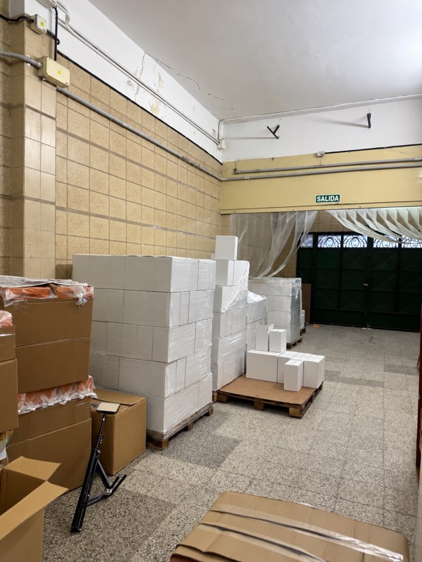 Pallets de cajas blancas embaladas en el depósito